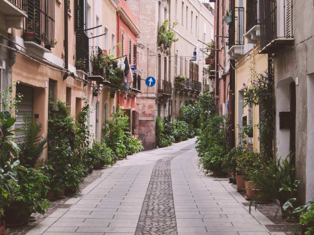 Hübsche Straße mit vielen Pflanzen und Blumen in Cagliari auf Sardinien
