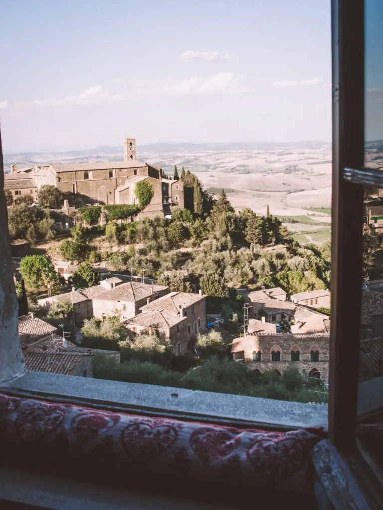 romantischer Blick auf Montalcino, einer der schönsten Orte der Toskana