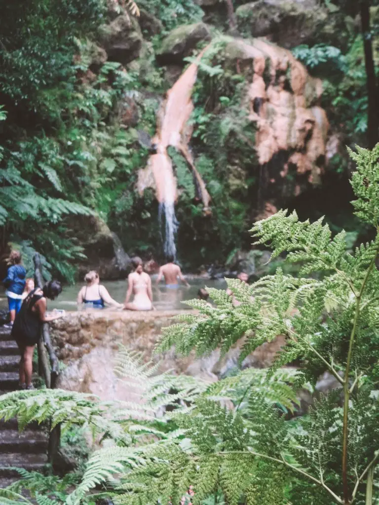 Wasserfall in der Caldeira Velha einem Natur Highlight auf der Insel Sao Miguel
