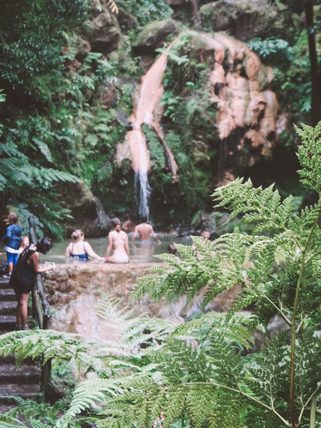 Wasserfall auf den Azoren und heiße Quellen zum Baden