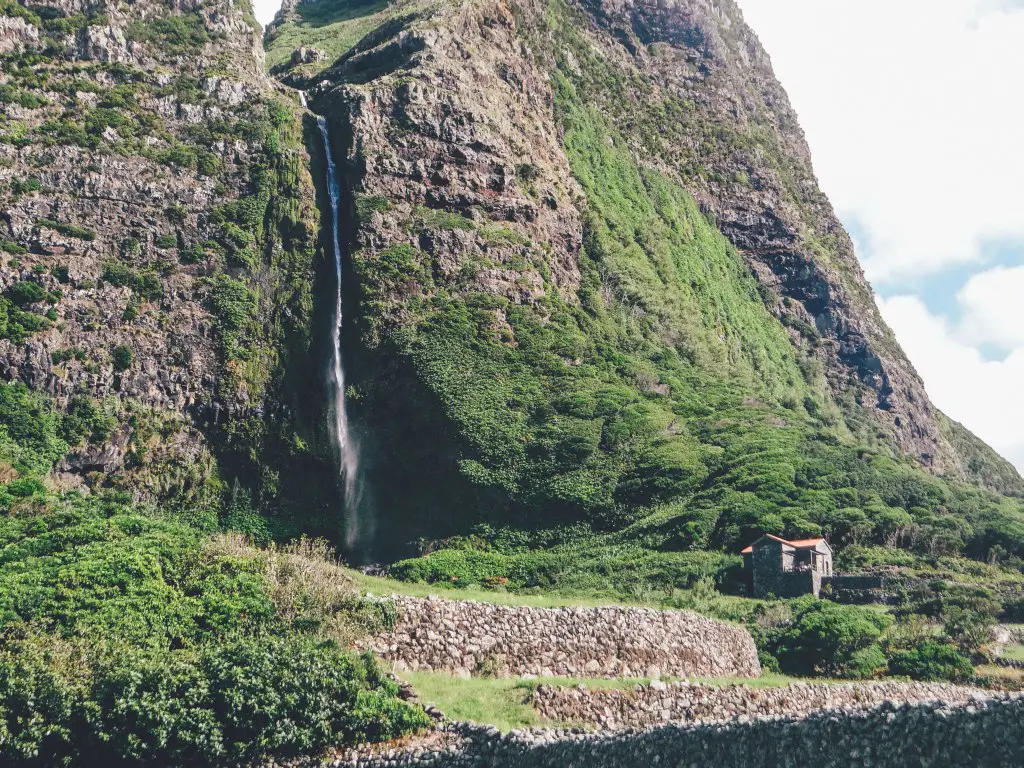 Imposanter Wasserfall Cascata do Poco do Bacalhau auf der Azoren Insel Flores