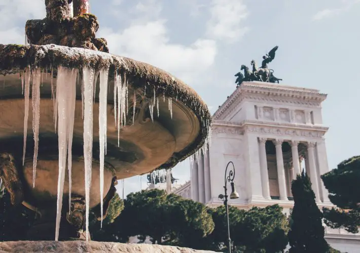 Eiszapfen am Brunnen an der Piazza Venezia