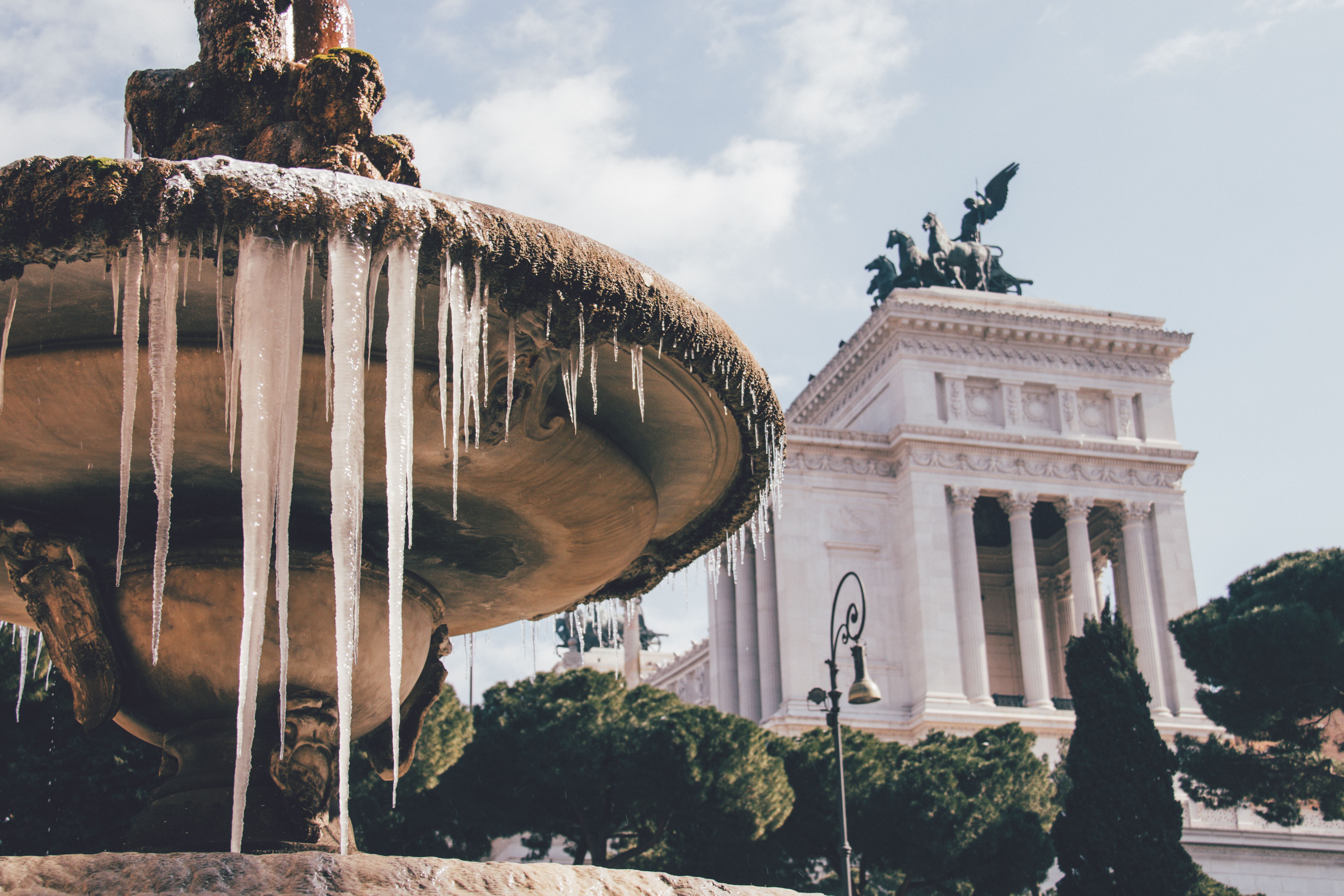 Eiszapfen am Brunnen an der Piazza Venezia