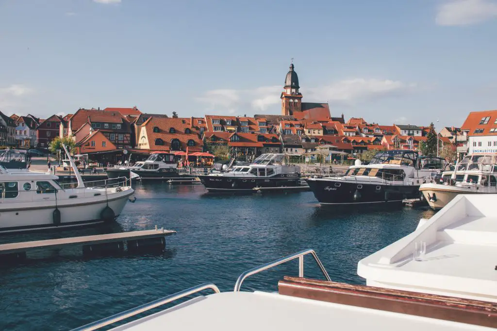 Blick auf Waren bei einem Hausboot Urlaub auf der Mecklenburgischen Seenplatte - Meine Tipps und Erfahrungen mit Locaboat