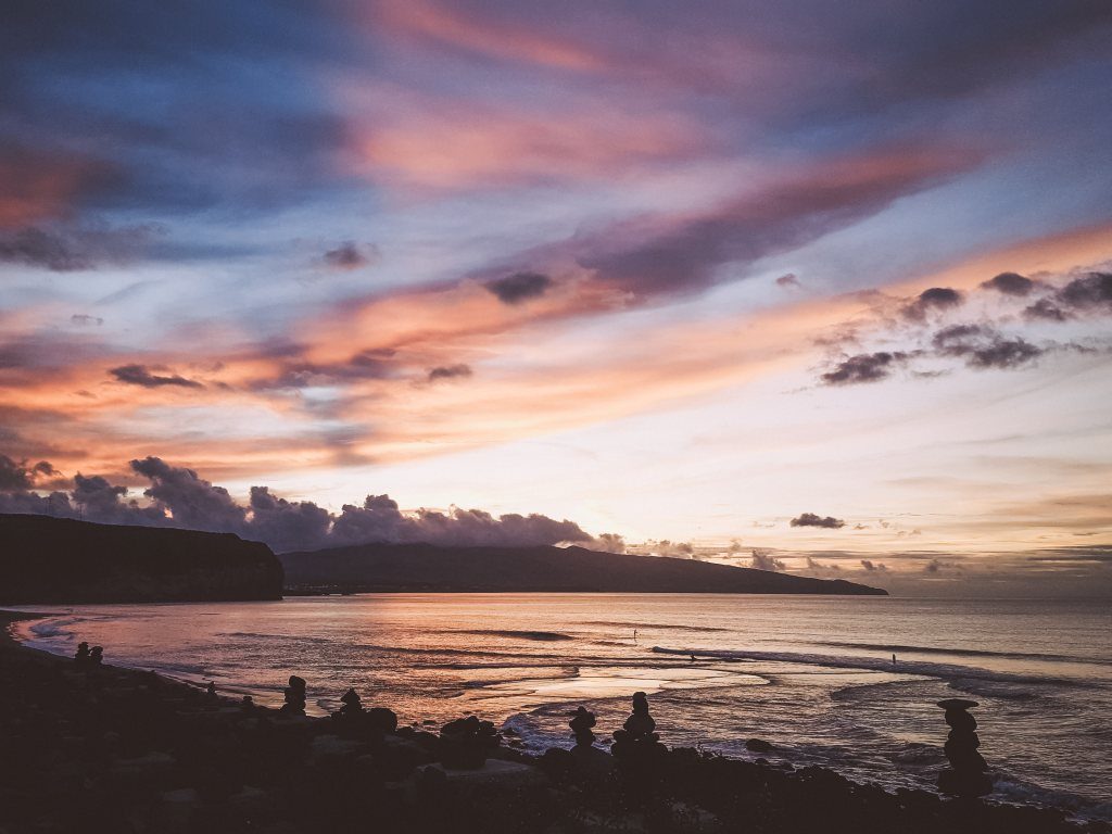 Herrlicher Sonnenuntergang von der Tuka Tula Strandbar auf der Azoren Insel Sao Miguel