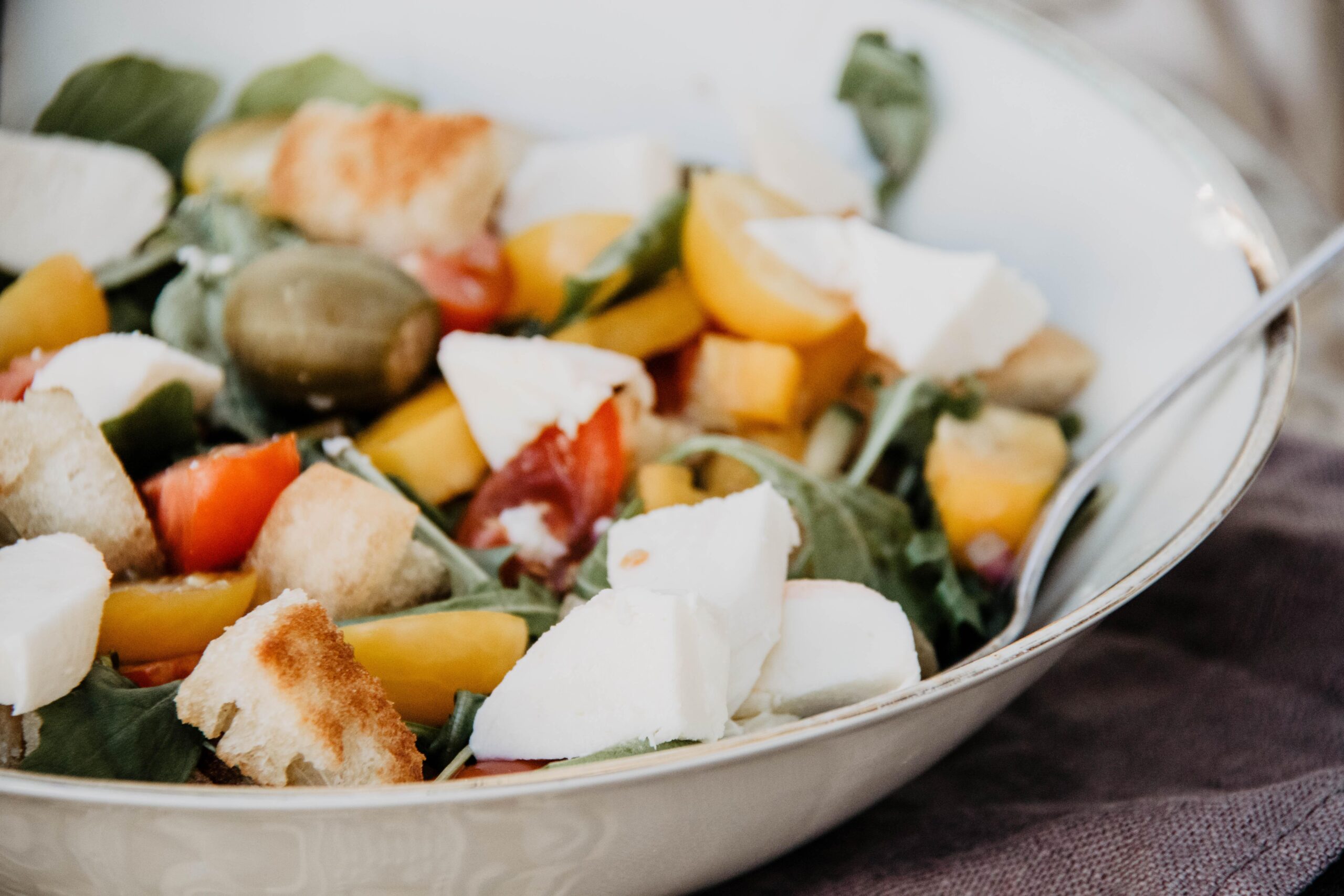 Panzanella Rezept für toskanischen Brotsalat