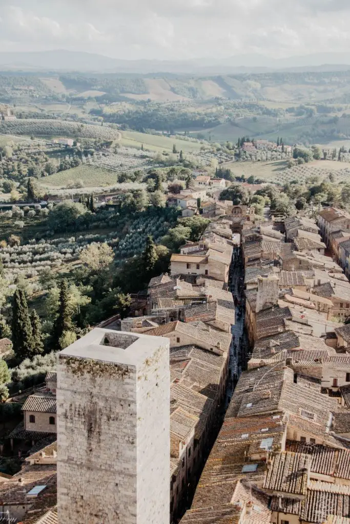 Blick vom Torre Grossa in San Gimignano auf die Hügellandschaft der Toskana