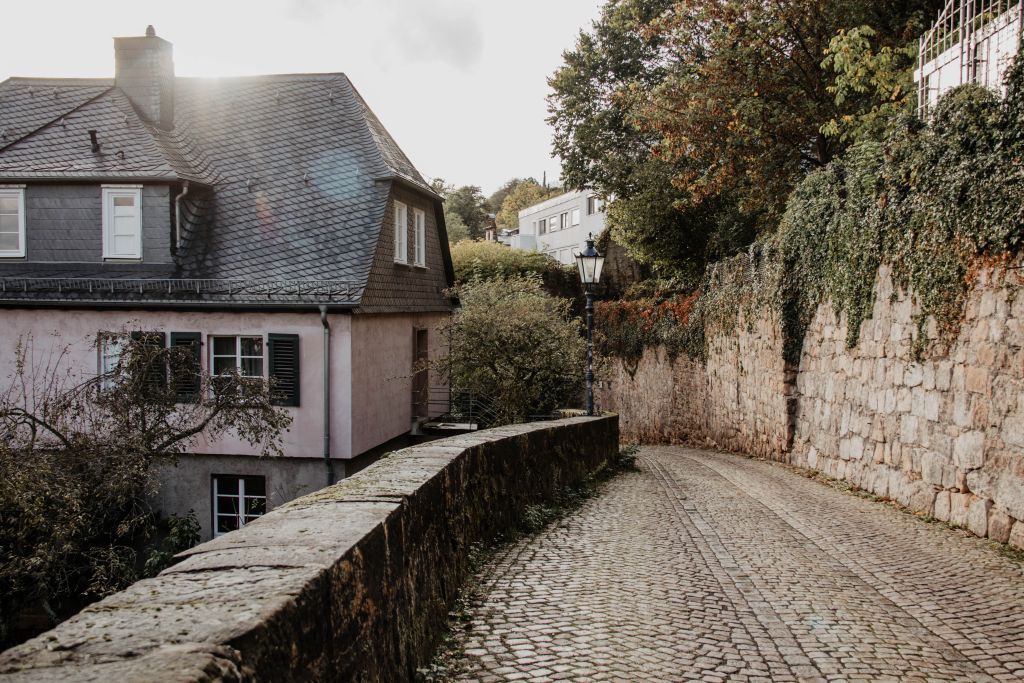 An mehr als 700 historischen Häusern kann man in Marburg vorbei spazieren.