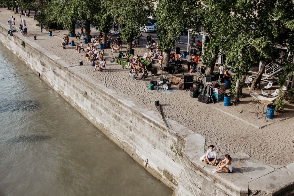 Sommer in Budapest an der Pontoon Strandbar