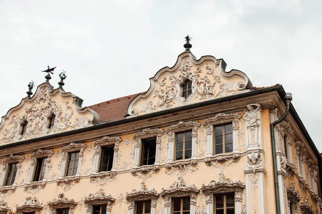 Rokoko Fassade des Falkenhauses in Würzburg